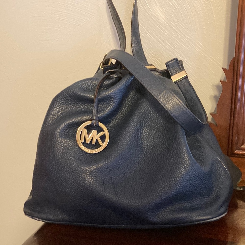 Michael Kors hobo bag. (Gently used in very good condition) Navy blue